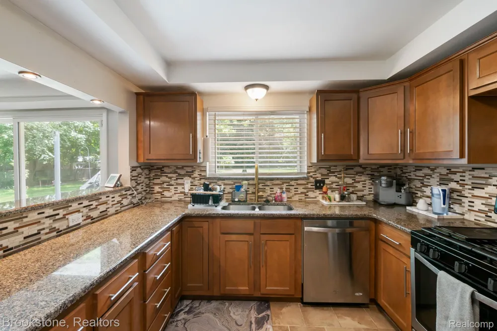 26095 Rangemore Street Southfield City, MI 48033
