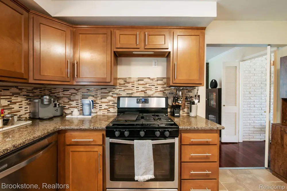 26095 Rangemore Street Southfield City, MI 48033