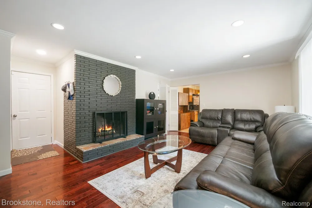 26095 Rangemore Street Southfield City, MI 48033