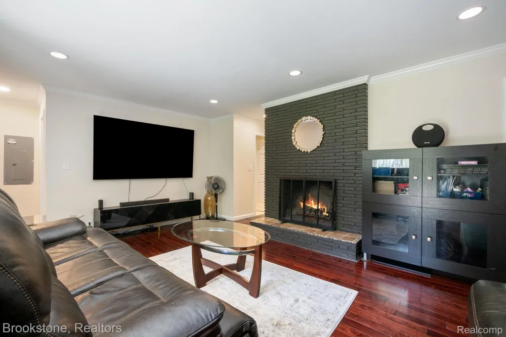 26095 Rangemore Street Southfield City, MI 48033