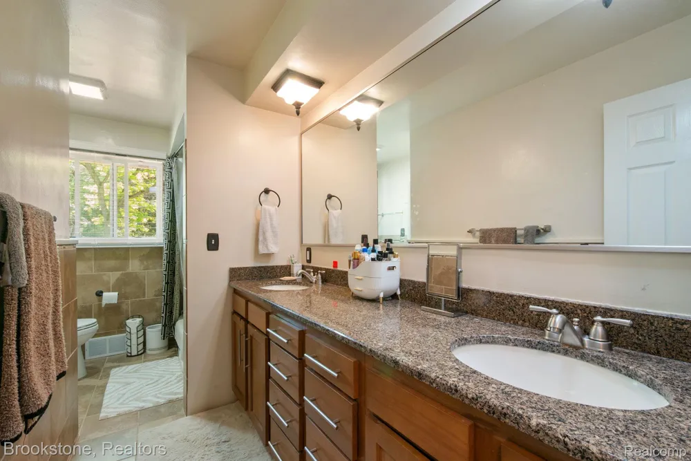 26095 Rangemore Street Southfield City, MI 48033
