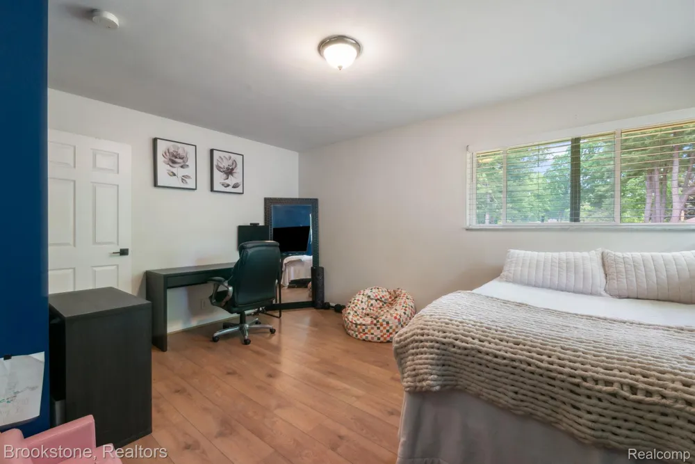 26095 Rangemore Street Southfield City, MI 48033
