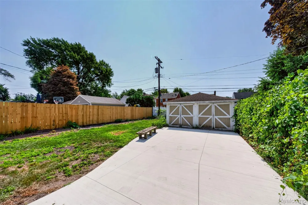761 Columbia Road Berkley City, MI 48072