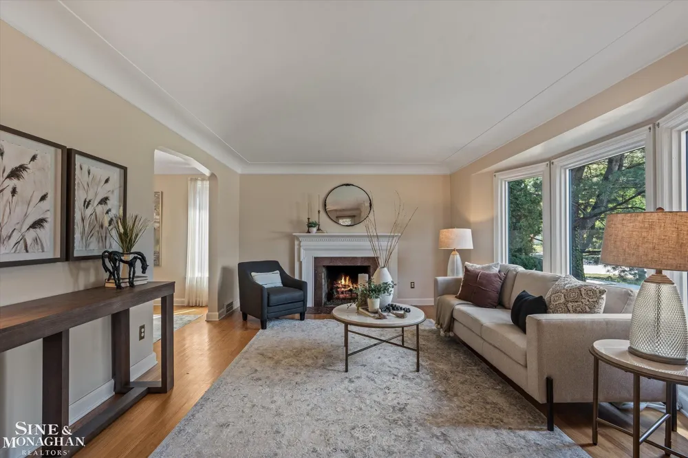 1930 Lochmoor Boulevard Grosse Pointe Woods City, MI 48236