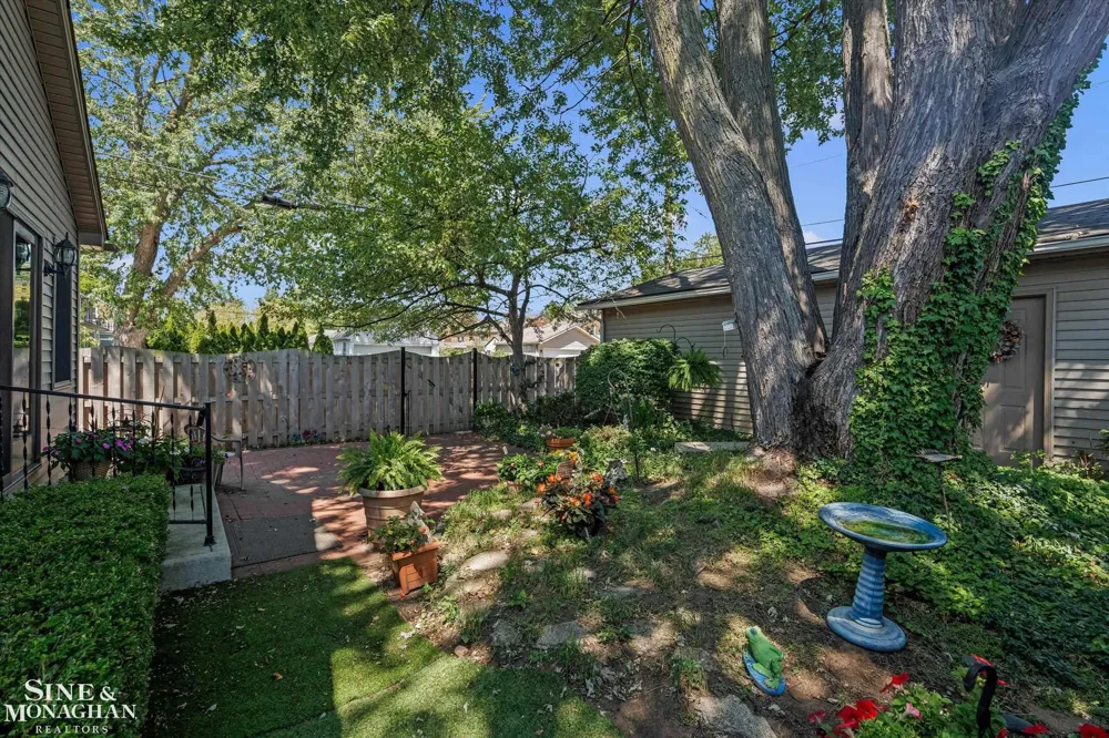 1930 Lochmoor Boulevard Grosse Pointe Woods City, MI 48236