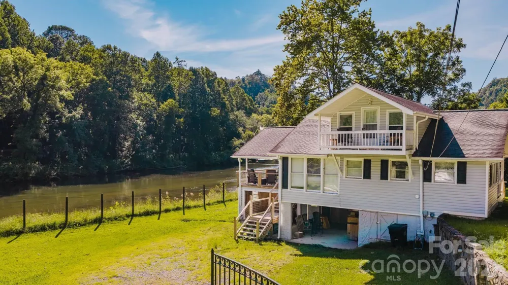 1380 Highway 19a Highway Whittier, NC 28789