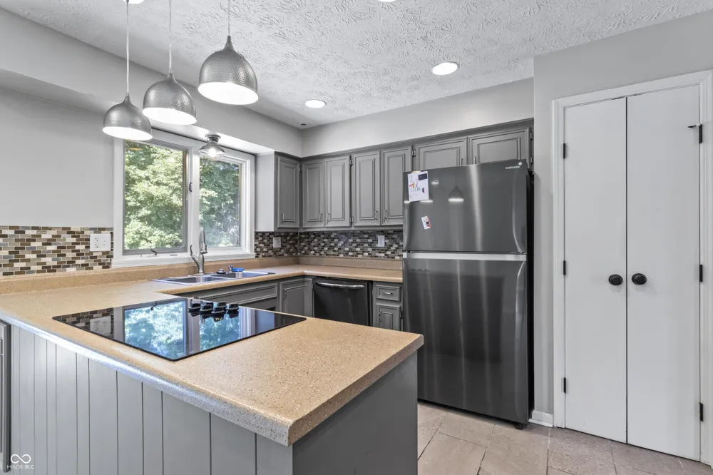 272 Canterbury Drive Avon, IN 46123
