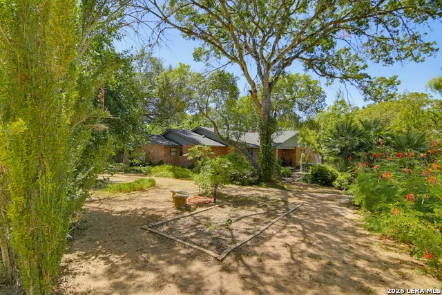 1223 Old Homestead Seguin, TX 78155