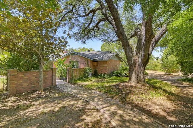 1223 Old Homestead Seguin, TX 78155