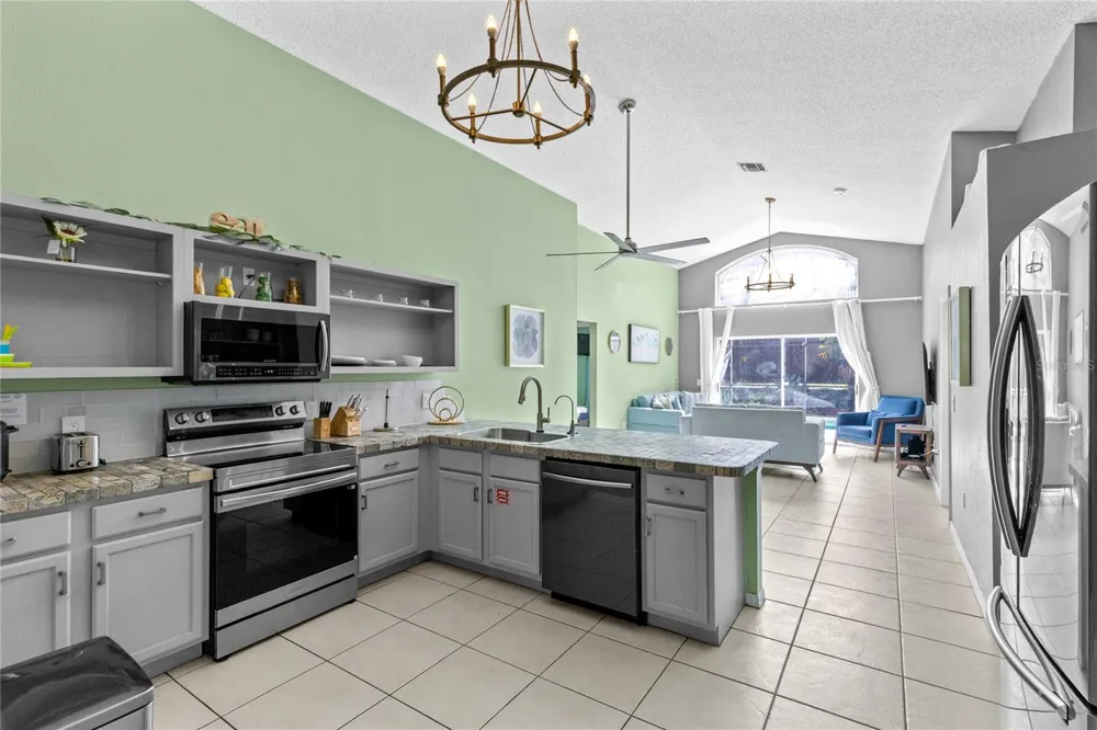 915 LAKE BERKLEY DRIVE Kissimmee, FL 34746