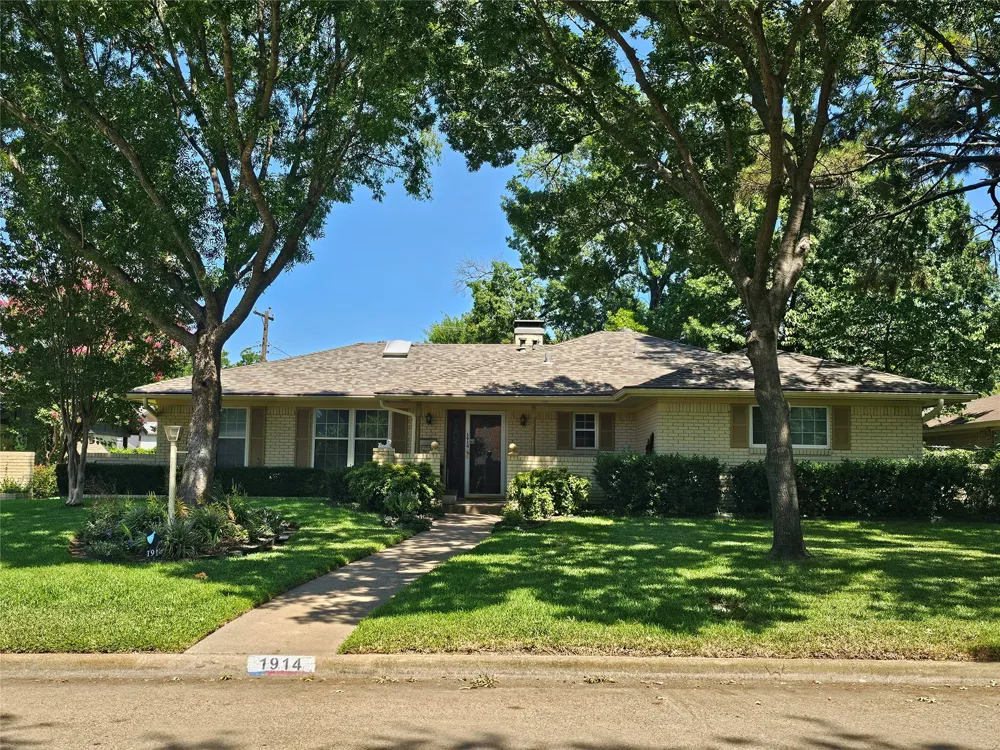 1914 Surrey Circle Grand Prairie, TX 75050