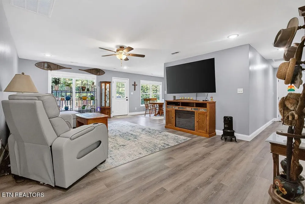 4020 Fox Hills Drive Louisville, TN 37777