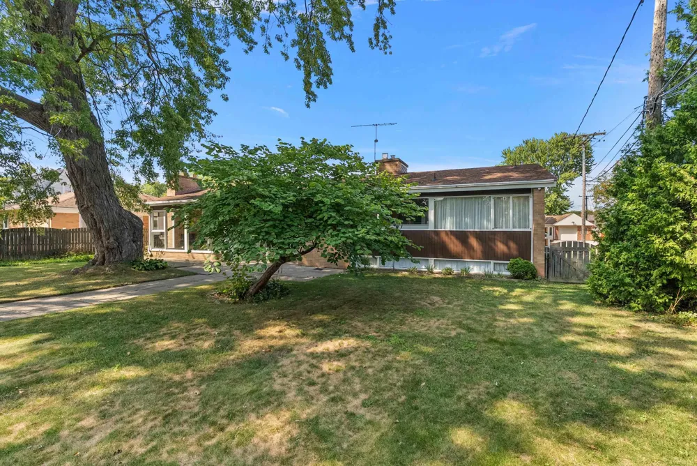 22830 Visnaw Street St Clair Shores City, MI 48081