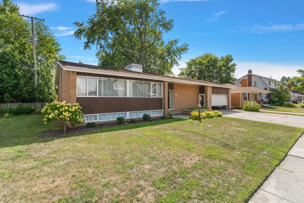 22830 Visnaw Street St Clair Shores City, MI 48081
