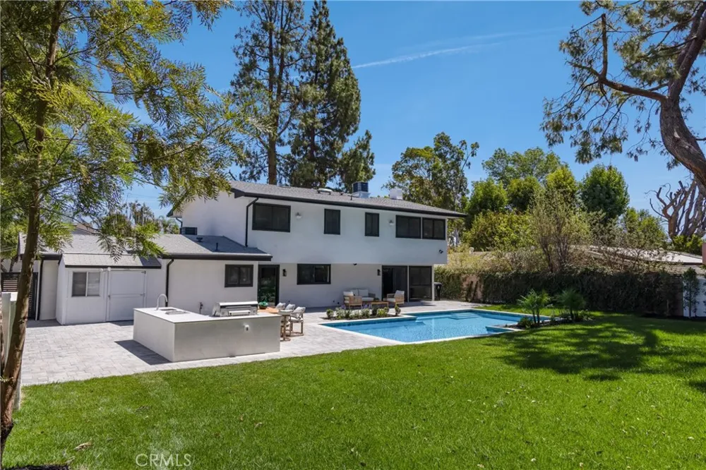 24208 Hatteras Woodland Hills, CA 91367