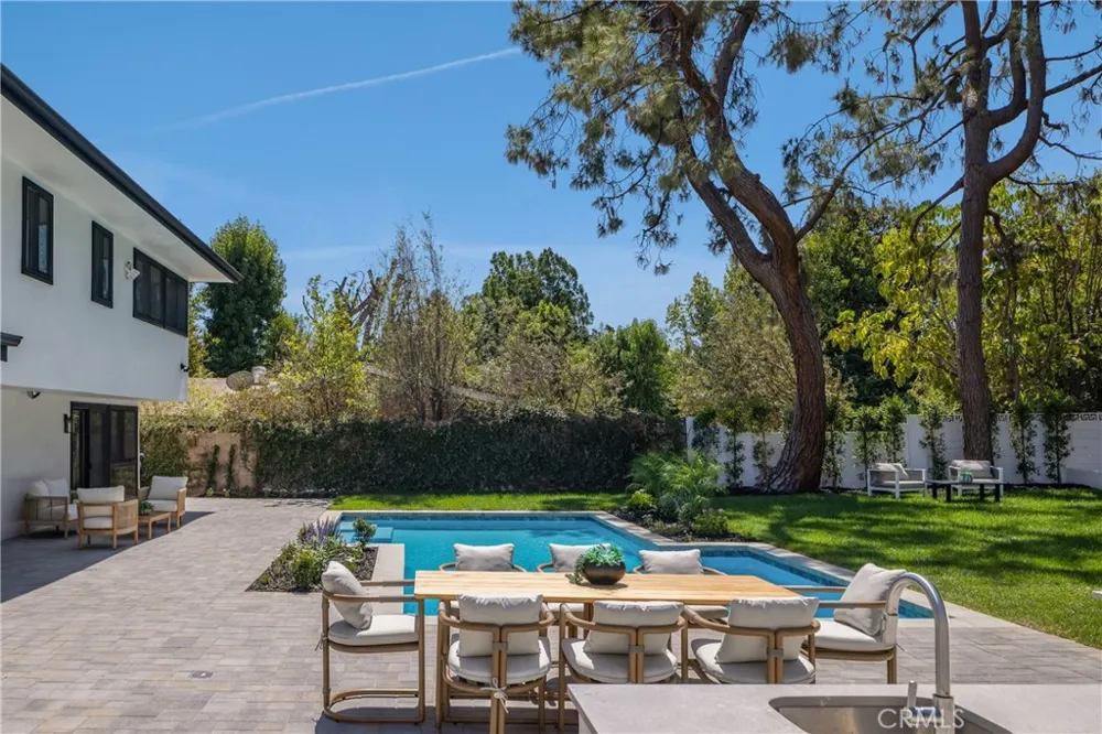 24208 Hatteras Woodland Hills, CA 91367