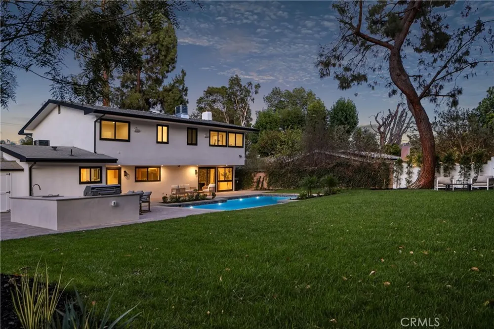 24208 Hatteras Woodland Hills, CA 91367
