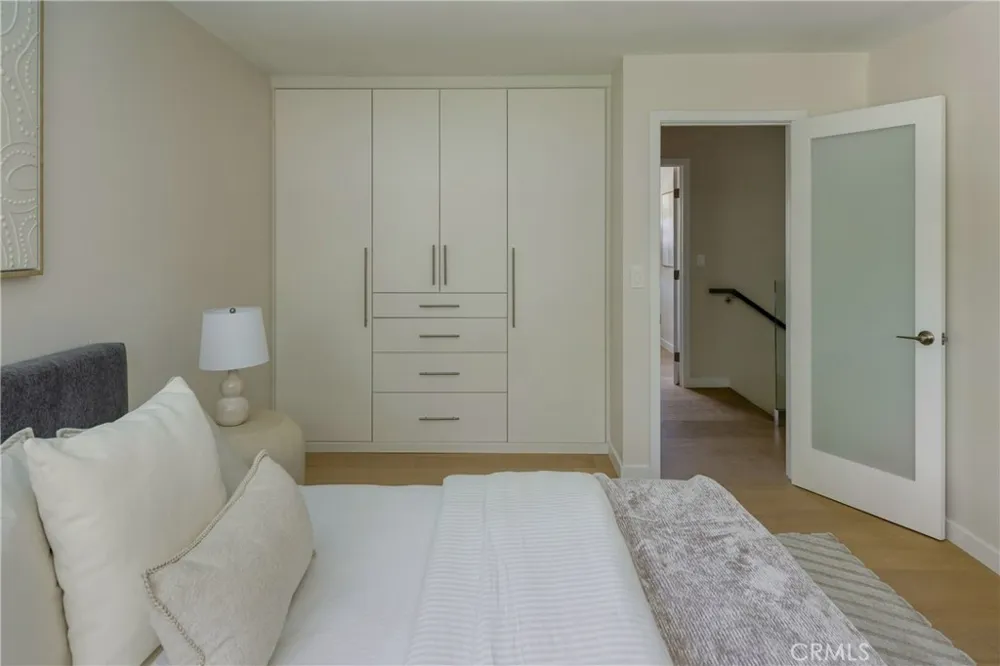 24208 Hatteras Woodland Hills, CA 91367