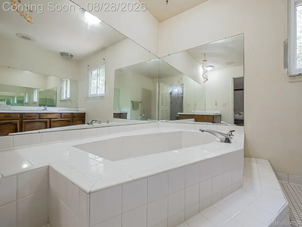 6052 Glen Eagles Drive West Bloomfield Charter Township, MI 48323
