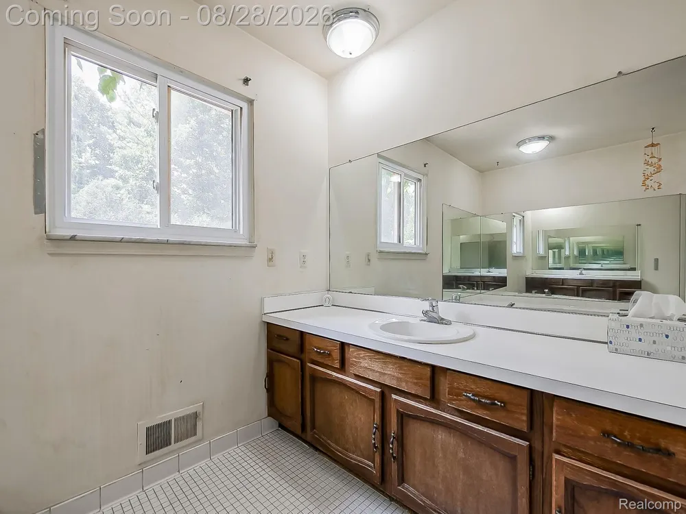 6052 Glen Eagles Drive West Bloomfield Charter Township, MI 48323