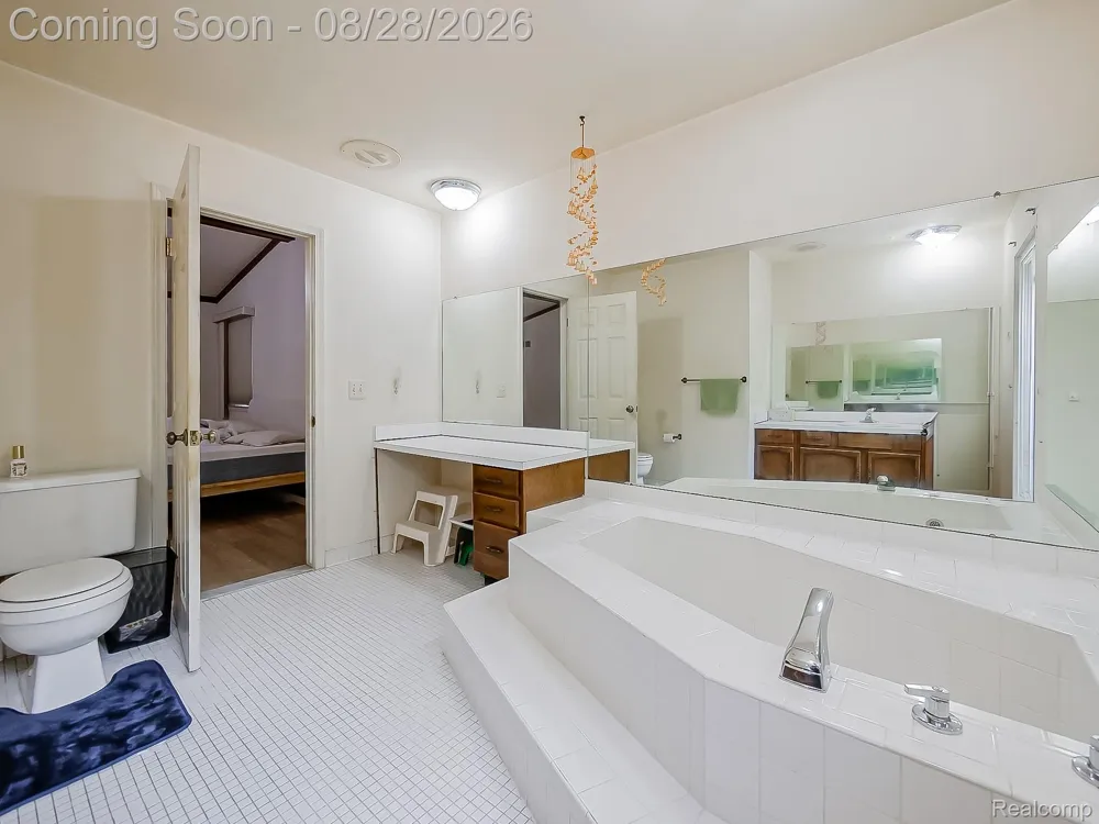 6052 Glen Eagles Drive West Bloomfield Charter Township, MI 48323