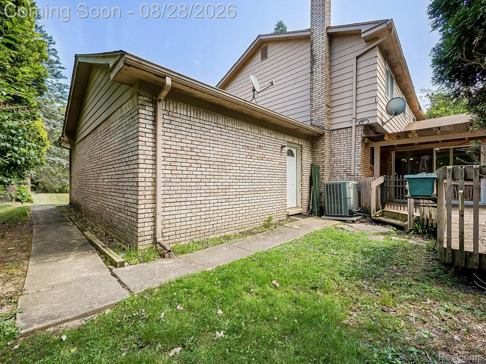 6052 Glen Eagles Drive West Bloomfield Charter Township, MI 48323