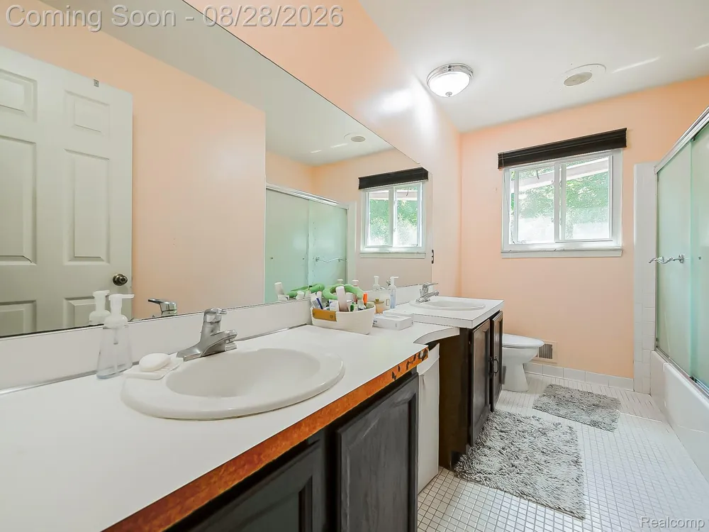 6052 Glen Eagles Drive West Bloomfield Charter Township, MI 48323