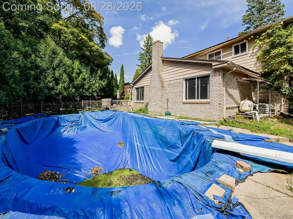 6052 Glen Eagles Drive West Bloomfield Charter Township, MI 48323