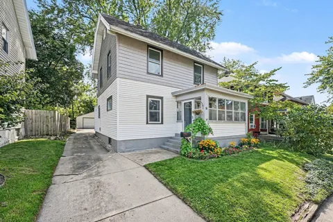 16 Dean Street NE