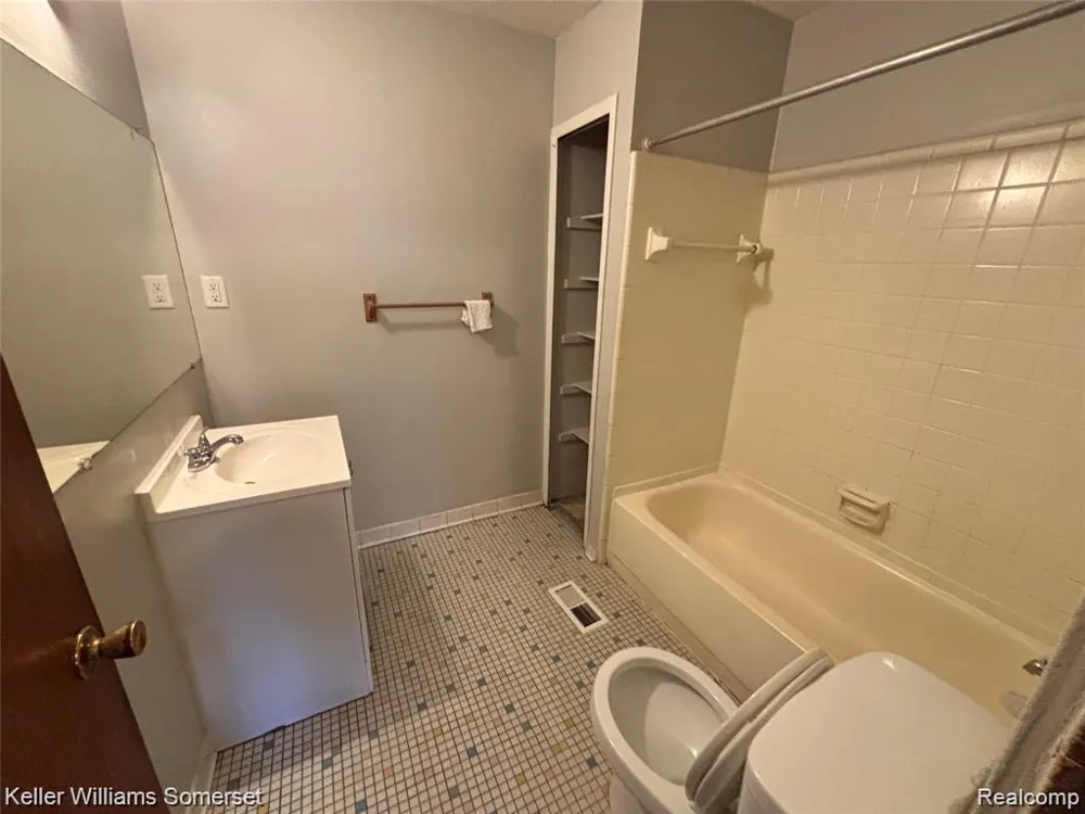 4064 agnes ave Lincoln Park City, MI 48146