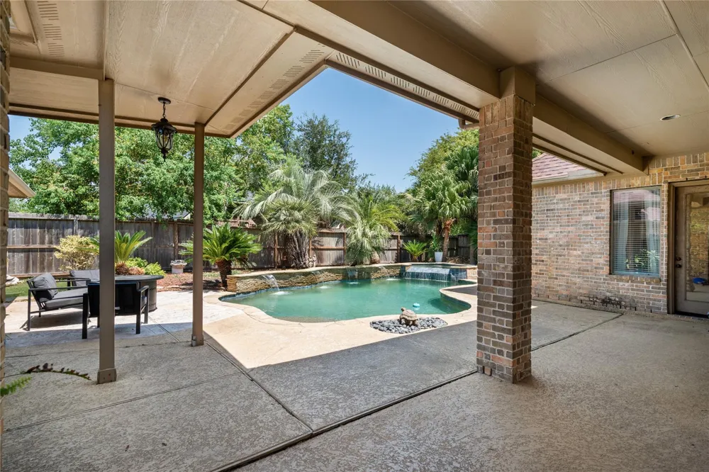 2525 W Ranch Drive Friendswood, TX 77546