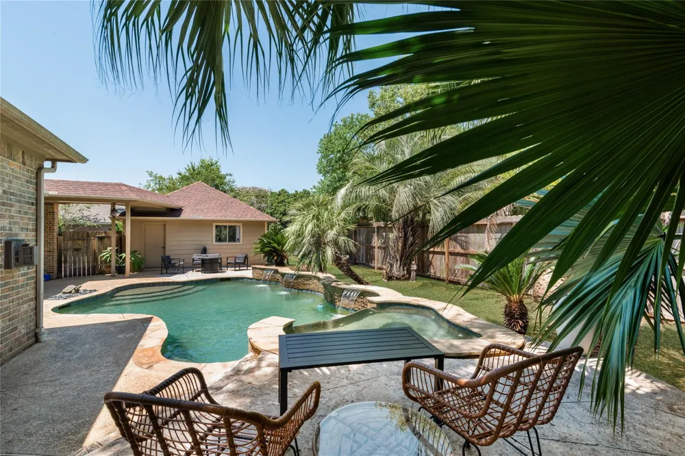 2525 W Ranch Drive Friendswood, TX 77546