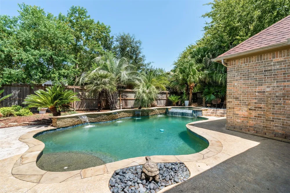 2525 W Ranch Drive Friendswood, TX 77546
