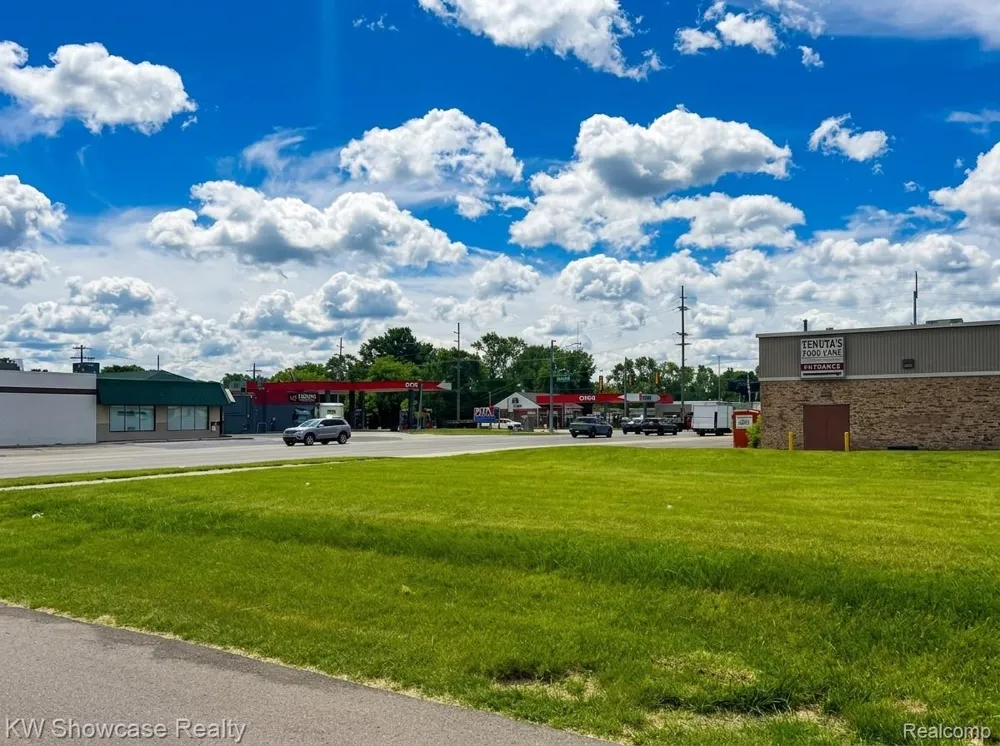 3537 Sashabaw Rd Waterford Charter Township, MI 48329