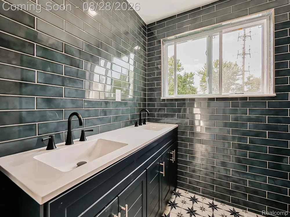3402 Elmhurst Avenue Royal Oak City, MI 48073