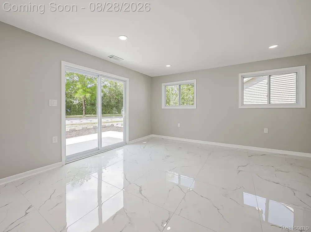 3402 Elmhurst Avenue Royal Oak City, MI 48073