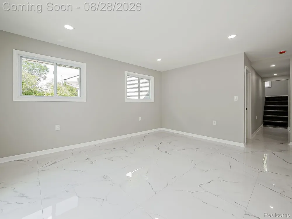 3402 Elmhurst Avenue Royal Oak City, MI 48073
