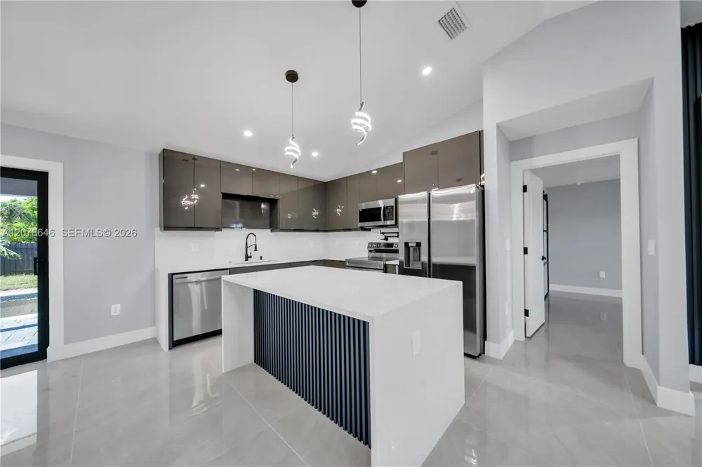 2021 NE 24th ter Cape Coral, FL 33909