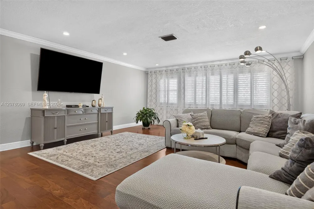 329 SE 3rd St #501T Hallandale Beach, FL 33009