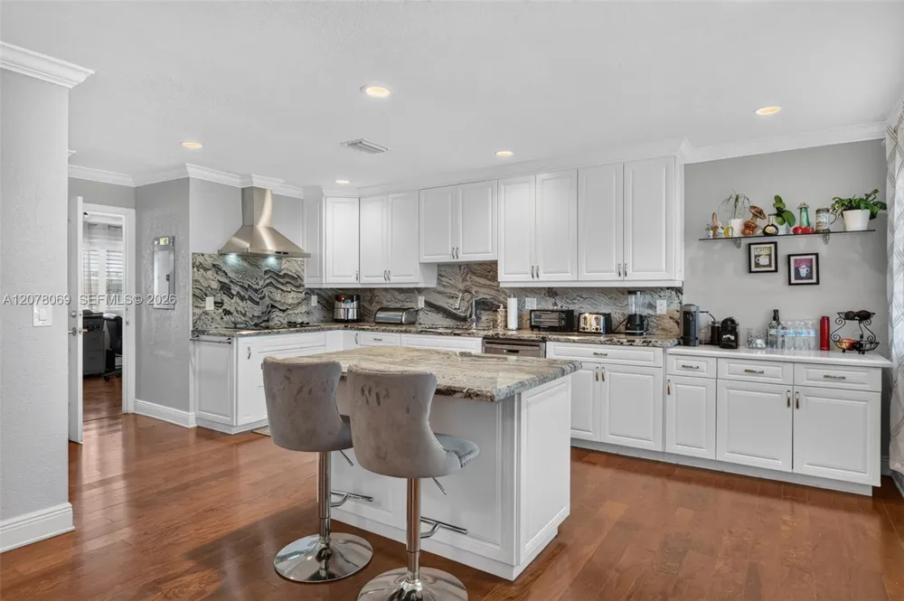 329 SE 3rd St #501T Hallandale Beach, FL 33009