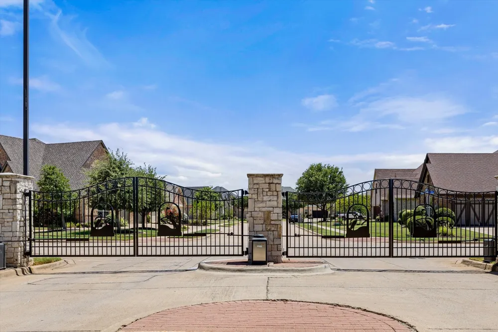 1402 Amsterdam Court Granbury, TX 76048