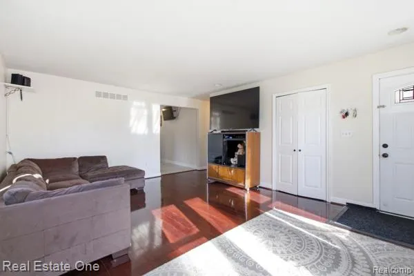 23031 Colgate Street Farmington Hills City, MI 48336