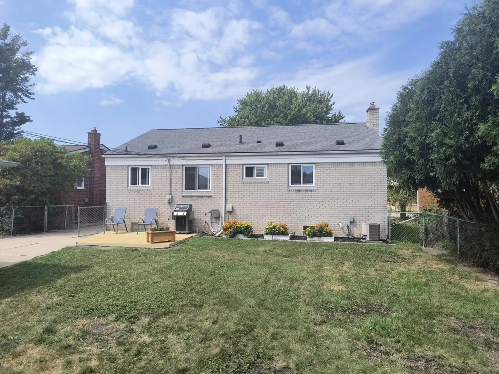 24252 Johnston Avenue Eastpointe City, MI 48021
