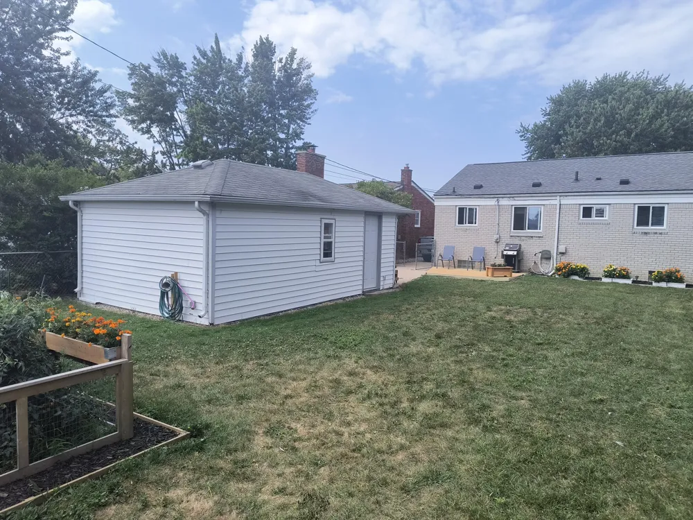 24252 Johnston Avenue Eastpointe City, MI 48021