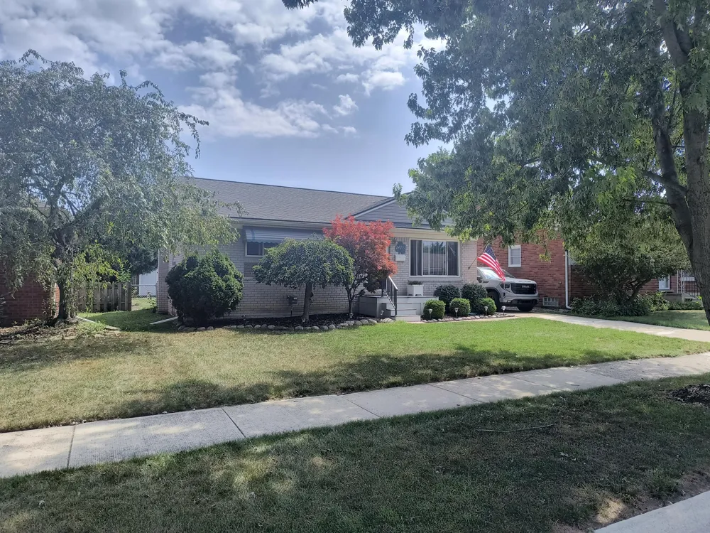 24252 Johnston Avenue Eastpointe City, MI 48021