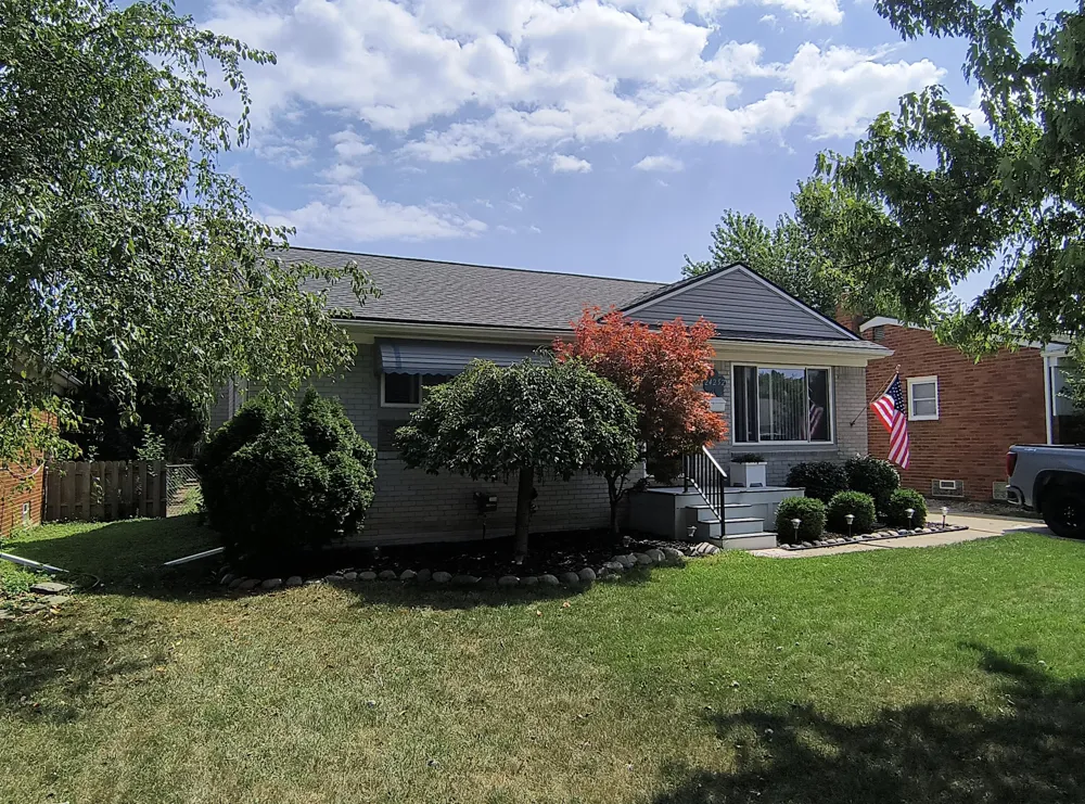 24252 Johnston Avenue Eastpointe City, MI 48021