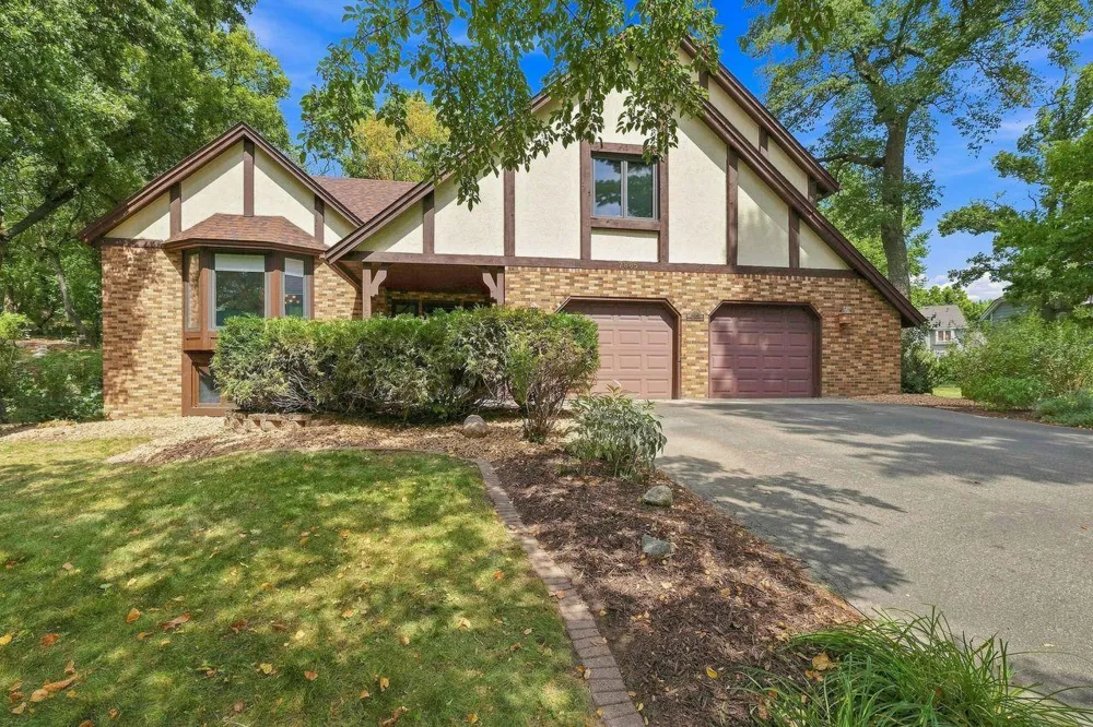 7885 Lower 139th Court Apple Valley, MN 55124