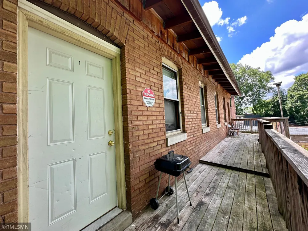 1047 Hudson Road Saint Paul, MN 55106