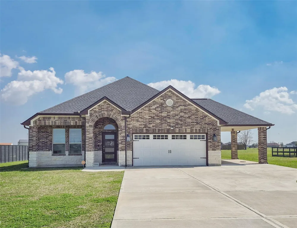 1325 Palomino Trail Angleton, TX 77515