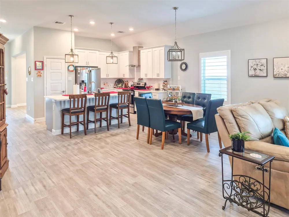 1325 Palomino Trail Angleton, TX 77515